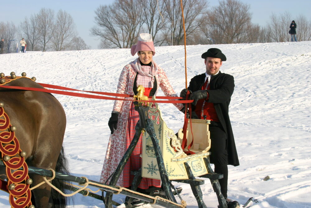 Gerben de Vries in kostuum ‘fan Hylpen’ tijdens Friesians on Ice