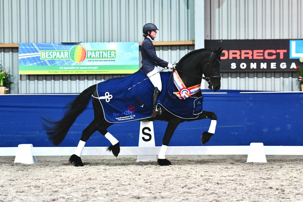 Sandra en Dukke winnen Zilveren Zweep Horses2fly KFPS dressuurcompetitie