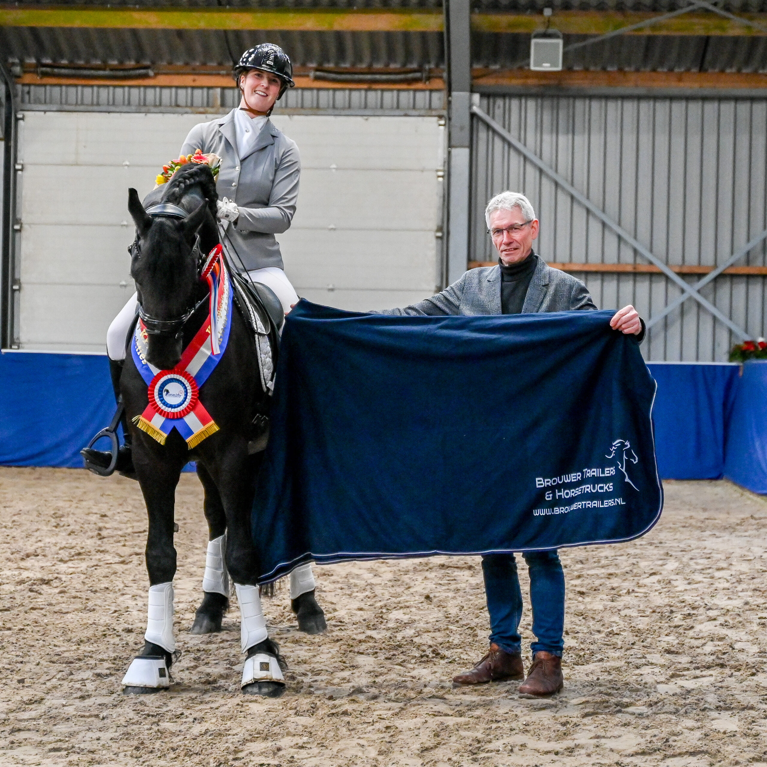 Harmina Holwerda en Demi van Nispen winnen overall-bokalen in dressuurfinales