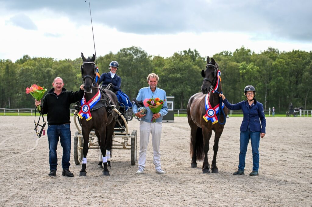 Susan Wind met algeheel en ZZ kampioen Lopke Galloper (Tjebbe 500), Evy Galloper GDV (Markus 491) kampioen in de M, met Daniël Lems en grooms Willem Vogelzang en Fia Tubben-van der Stoep. (Foto: Johanna Faber)
