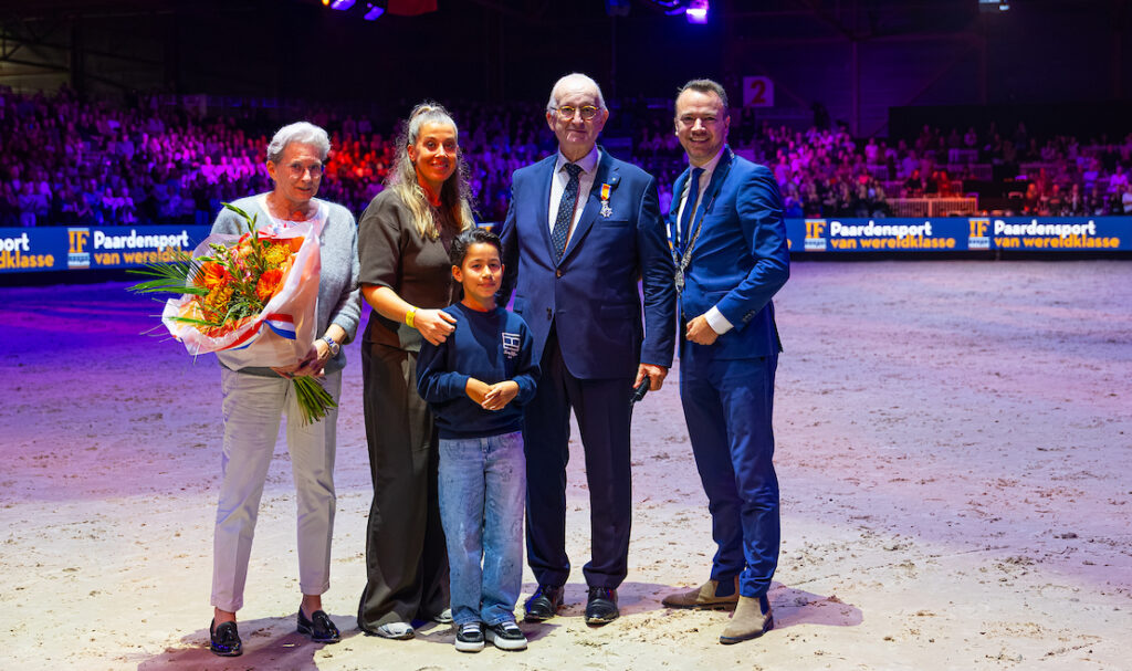 Huldiging Bert de Ruiter op Indoor Friesland, met zijn vrouw, dochter en kleinzoon en burgemeester van Kampen, Sander de Rouwe. © DigiShots
